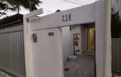 Imagem: A casa possui 2 Dormitórios, 1 Banheiro e está localizado