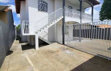 Imagem: A casa possui 3 Dormitórios, 2 Banheiros, 1 Vaga na garagem