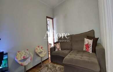 Imagem: A casa possui 3 Dormitórios, 1 Banheiro, 2 Vagas na garagem