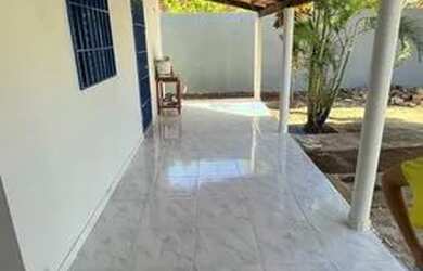 Imagem: A casa possui 2 Dormitórios, 1 Banheiro, 2 Vagas na garagem