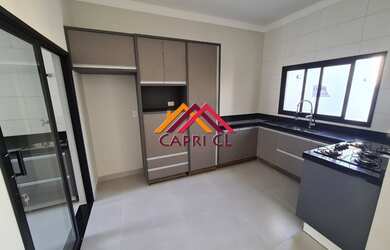 Imagem: A casa em condomínio possui 3 Dormitórios, 1 Banheiro, 2 Vagas