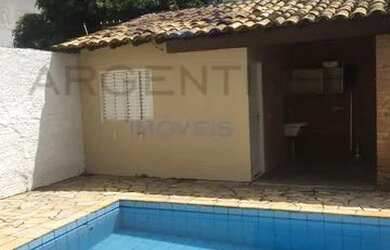 Imagem: A casa possui 2 Dormitórios, 1 Banheiro, 2 Vagas na garagem