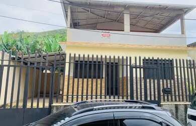 Imagem: A casa possui 2 Dormitórios, 3 Banheiros e 1 Vaga na garagem