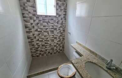 Imagem: A casa possui 3 Dormitórios, 3 Banheiros, 2 Vagas na garagem