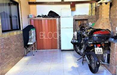 Imagem: A casa à venda possui 2 Dormitórios, 3 Banheiros, 1 Vaga na