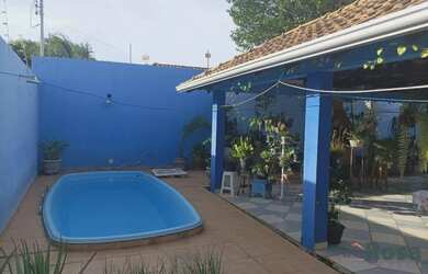 Imagem: A casa possui 4 Dormitórios, 2 Banheiros, 4 Vagas na garagem