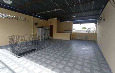 Imagem: A casa possui 4 Dormitórios, 3 Banheiros, 4 Vagas na garagem