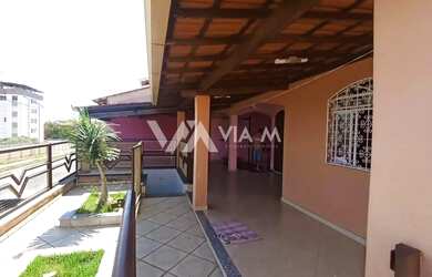 Imagem: A casa possui 4 Dormitórios, 3 Banheiros, 2 Vagas na garagem