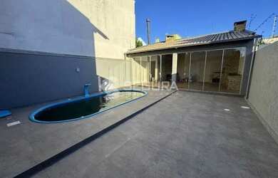 Imagem: A casa possui 3 Dormitórios, 3 Banheiros, 2 Vagas na garagem