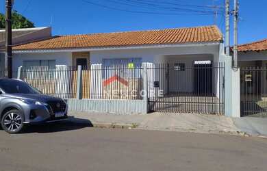 Imagem: A casa possui 3 Dormitórios, 2 Banheiros, 1 Vaga na garagem