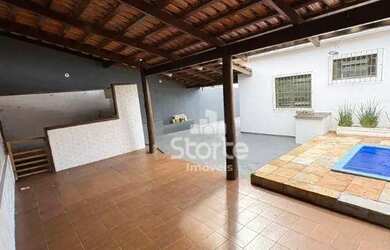 Imagem: A casa possui 3 Dormitórios, 3 Banheiros, 2 Vagas na garagem