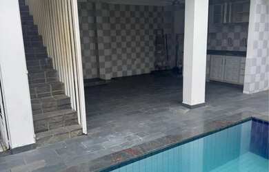 Imagem: A casa possui 3 Dormitórios, 4 Banheiros, 3 Vagas na garagem