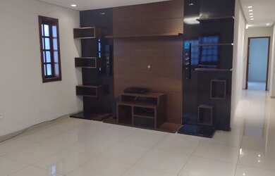 Imagem: A casa possui 4 Dormitórios, 2 Banheiros, 4 Vagas na garagem