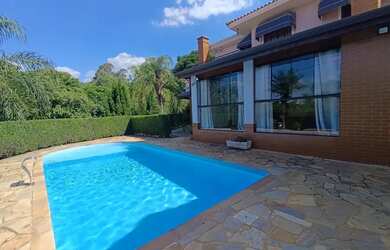 Imagem: A casa em condomínio possui 5 Dormitórios, 5 Banheiros, 5