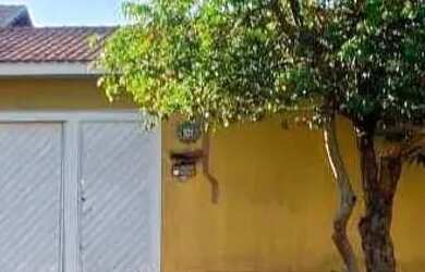 Imagem: A casa possui 3 Dormitórios, 3 Banheiros, 2 Vagas na garagem