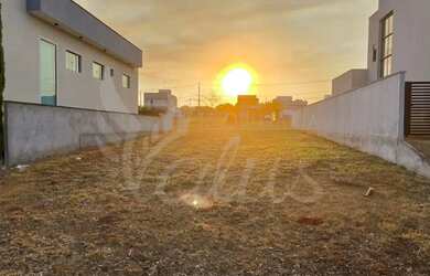 Imagem: O terreno possui 360m² de Área e está localizado em Terras