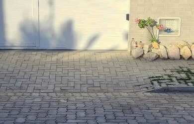 Imagem: A casa possui 3 Dormitórios, 2 Banheiros, 2 Vagas na garagem