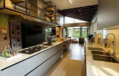 Imagem: A casa em condomínio possui 4 Dormitórios, 5 Banheiros, 4