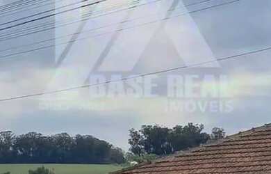 Imagem: A casa possui 2 Dormitórios, 1 Banheiro, 2 Vagas na garagem