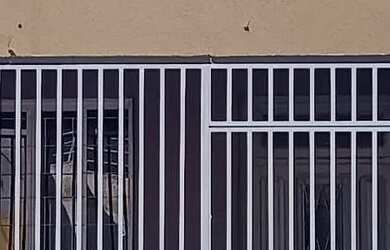 Imagem: A casa possui 2 Dormitórios, 2 Banheiros, Varanda e está