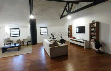 Imagem: A casa possui 4 Dormitórios, 5 Banheiros, 5 Vagas na garagem