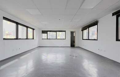 Imagem: O depósito possui 1 Vaga na garagem, 54m² de Área e está