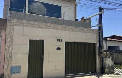 Imagem: A casa possui 4 Dormitórios, 2 Banheiros, 2 Vagas na garagem