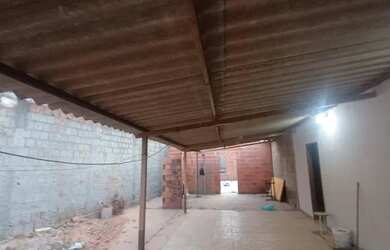 Imagem: A casa possui 3 Dormitórios, 1 Banheiro, 4 Vagas na garagem