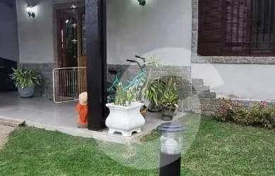 Imagem: A casa possui 5 Dormitórios, 2 Banheiros, 4 Vagas na garagem