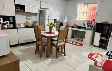 Imagem: A casa possui 2 Dormitórios, 1 Banheiro e está localizado