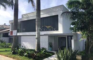 Imagem: A casa em condomínio possui 4 Dormitórios, 4 Banheiros, 380m²