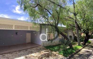 Imagem: A casa em condomínio possui 3 Dormitórios, 2 Banheiros, 4