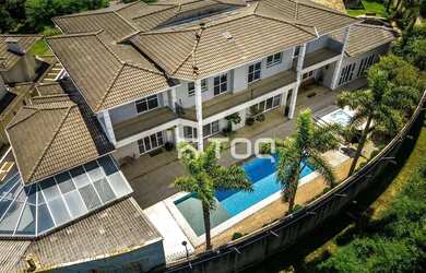 Imagem: A casa em condomínio possui 4 Dormitórios, 5 Banheiros, 5