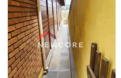 Imagem: A casa possui 2 Dormitórios, 2 Banheiros, 3 Vagas na garagem