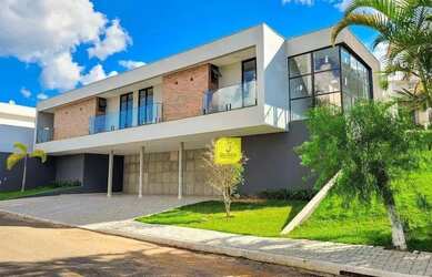 Imagem: A casa em condomínio possui 4 Dormitórios, 5 Banheiros, 4