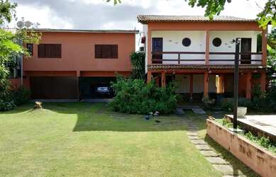 Imagem: A casa possui 4 Dormitórios, 5 Banheiros, 5 Vagas na garagem