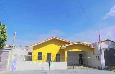 Imagem: A casa possui 3 Dormitórios, 1 Banheiro, 2 Vagas na garagem