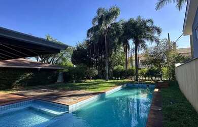 Imagem: A casa em condomínio para alugar possui 4 Dormitórios, 5 Banheiros