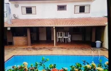 Imagem: A casa possui 2 Dormitórios, 4 Vagas na garagem e está localizado