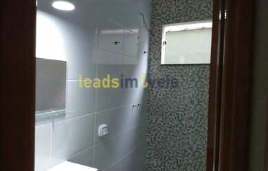 Imagem: A casa possui 2 Dormitórios, 1 Banheiro, 2 Vagas na garagem