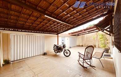 Imagem: A casa possui 4 Dormitórios, 3 Banheiros, 3 Vagas na garagem