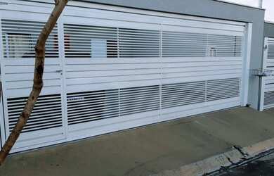 Imagem: A casa possui 3 Dormitórios, 2 Banheiros, 2 Vagas na garagem