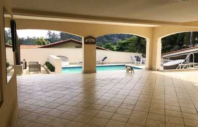 Imagem: A casa em condomínio possui 5 Dormitórios, 5 Banheiros, 4