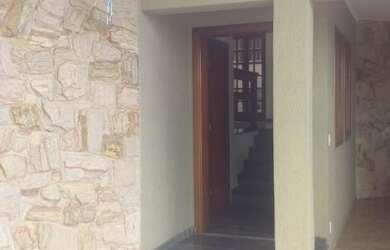 Imagem: A casa possui 3 Dormitórios, 3 Banheiros, 2 Vagas na garagem