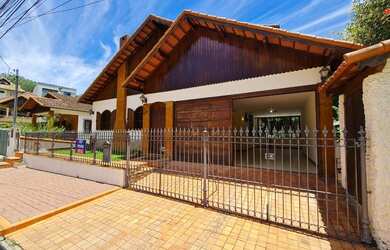 Imagem: A casa possui 4 Dormitórios, 4 Banheiros, 2 Vagas na garagem