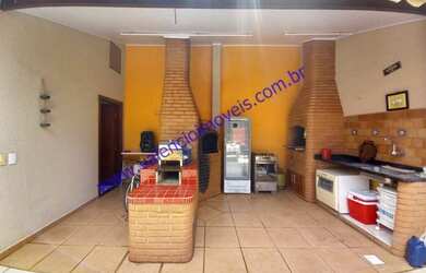 Imagem: A casa possui 3 Dormitórios, 2 Banheiros, 2 Vagas na garagem