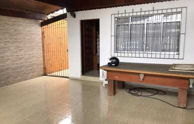 Imagem: A casa possui 2 Dormitórios, 1 Banheiro, 2 Vagas na garagem