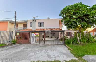 Imagem: A casa possui 4 Dormitórios, 2 Banheiros, 3 Vagas na garagem