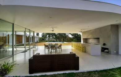 Imagem: A casa possui 4 Dormitórios, 5 Banheiros, 5 Vagas na garagem