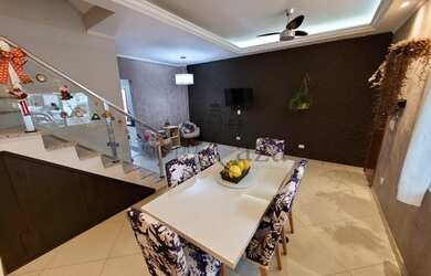 Imagem: A casa possui 3 Dormitórios, 3 Banheiros, 2 Vagas na garagem